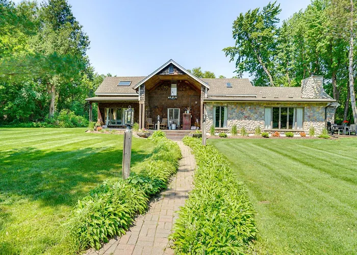 Picturesque Lake Elmo Cottage W/ Fire Pits!