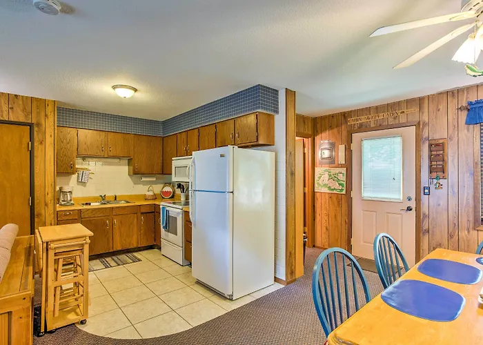 Clearwater Lake Getaway W/ Shared Pool & Boat Dock